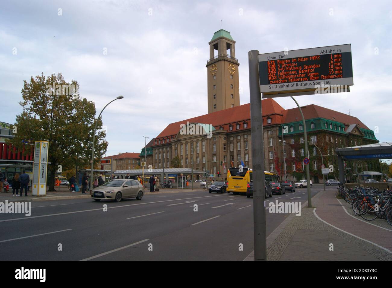 Der Straßenzug Seefelder Straße zwischen Galenstraße und Altstädter Ring am Rathaus Spandau soll Fußgängerzone werden. Stockfoto