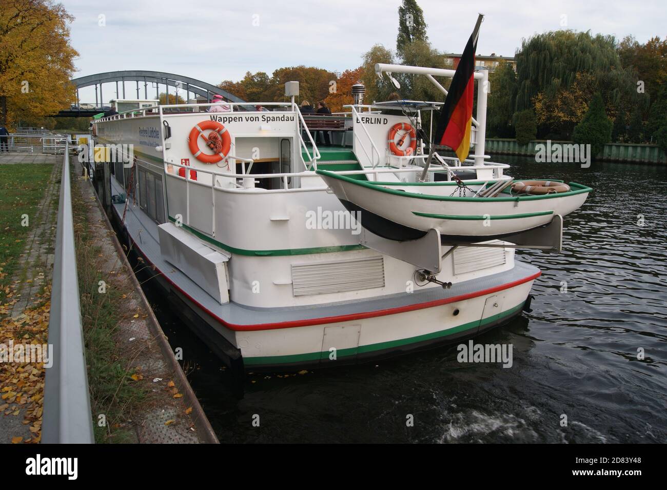 Das Ausflugsschiff 'Wappen von Spandau' am Lindenufer auf der Havel. Stockfoto