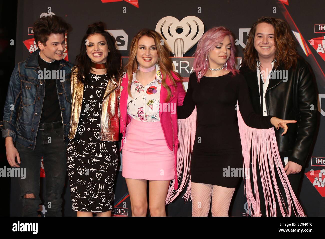 LOS ANGELES - MAR 5: Hey Violet, Iain Shipp, Nia Lovelis, Miranda Miller, Rena Lovelis, Casey Moreta bei den iHeart Music Awards 2017 im Forum am 5. März 2017 in Los Angeles, CA Stockfoto