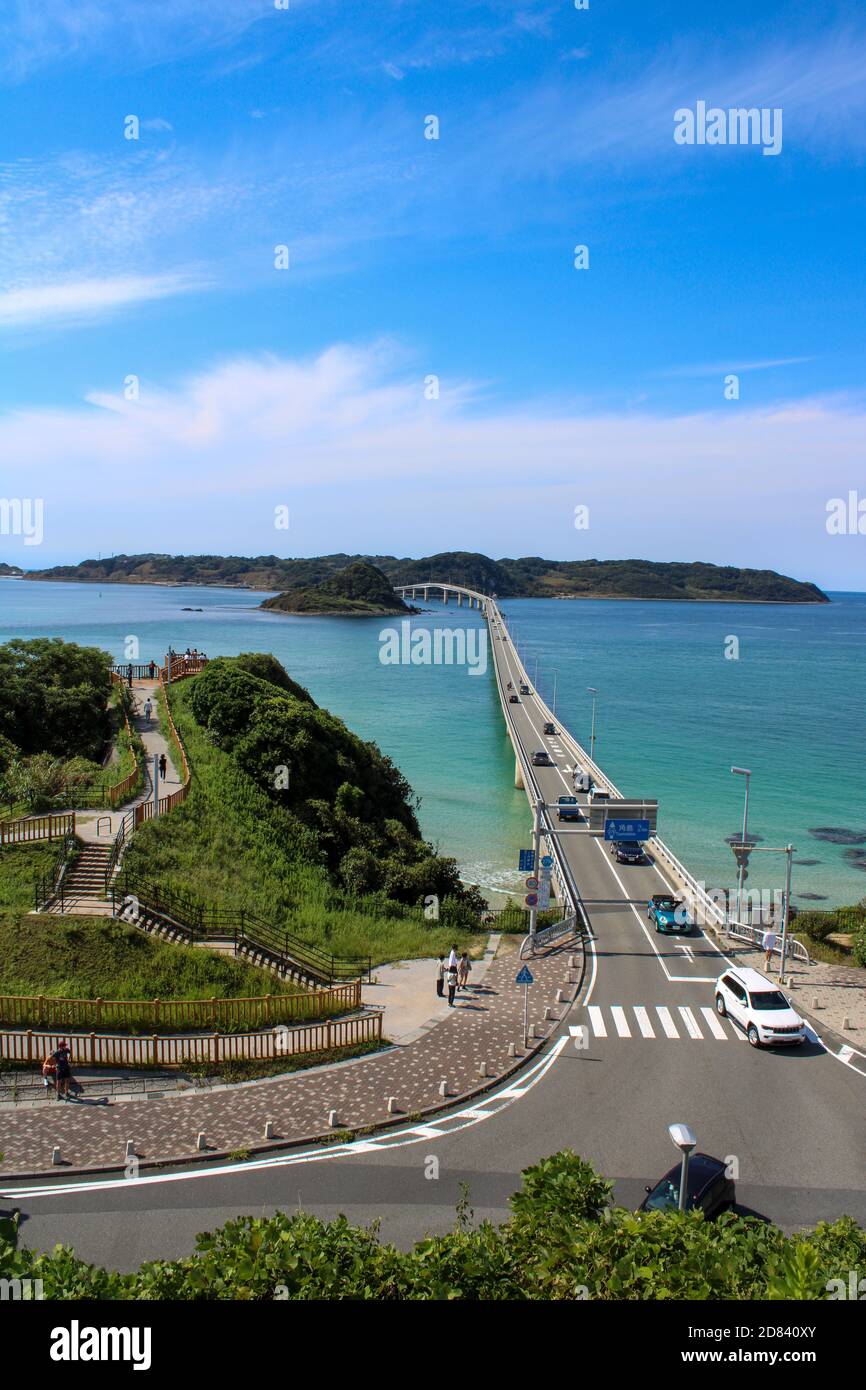 Die wunderschöne Tsunoshima-Brücke in der Präfektur Yamaguchi, Japan Stockfoto