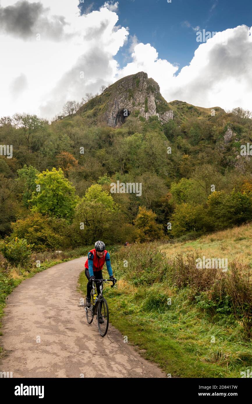 Großbritannien, England, Staffordshire, Moorlands, Wettonmill, Radfahrer auf dem mannigfaltigen Valley Trail, unterhalb von Thor's Cave Stockfoto