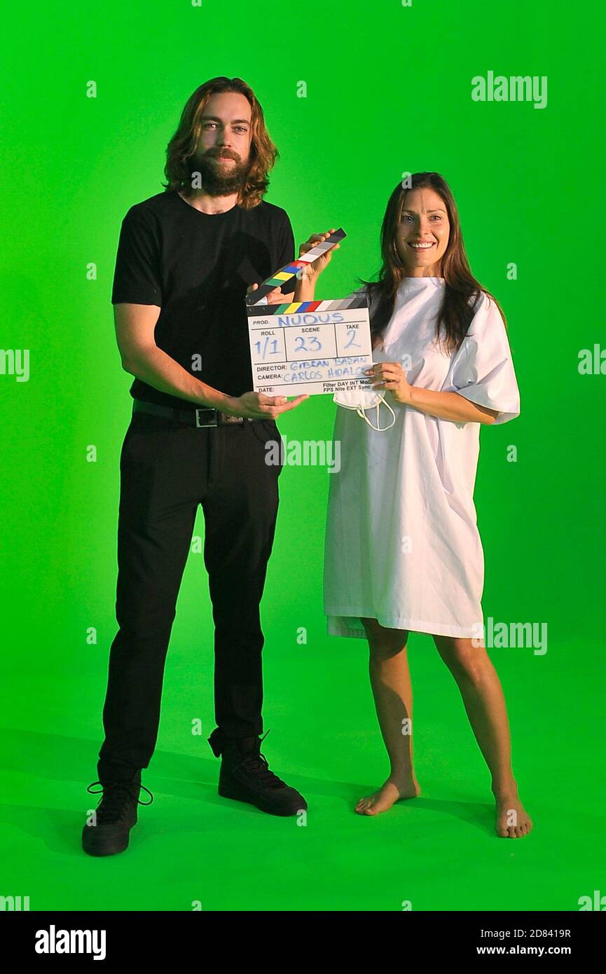 Mexiko-Stadt, Mexiko. Oktober 2020. MEXIKO-STADT, MEXIKO - 26. OKTOBER: Der Schauspieler Alex Crusa und die Schauspielerin Carla Hernández posieren mit dem Clapperboard aus dem Film (Nudus) des Regisseurs Gibran Bazanon 26. Oktober 2020 in Mexiko-Stadt, Mexiko. Kredit: Martin Gonzalez/ Eyepix Gruppe/Der Fotozugang Gutschrift: Der Fotozugang/Alamy Live Nachrichten Stockfoto