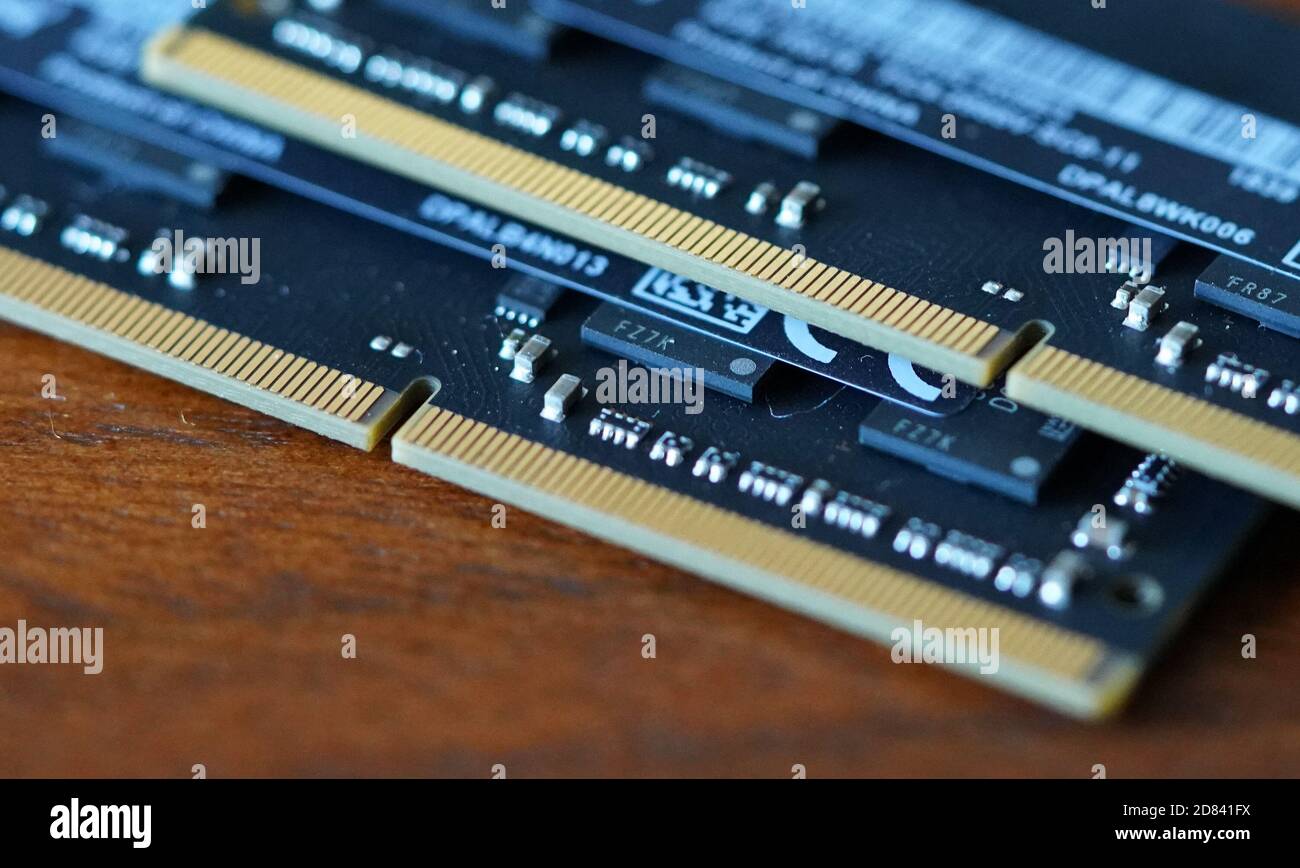 Computerspeicher RAM-Speicher mit wahlfreiem Zugriff. Hochwertige Fotos. Nahaufnahme von Mikrochips auf Holztisch. Stockfoto