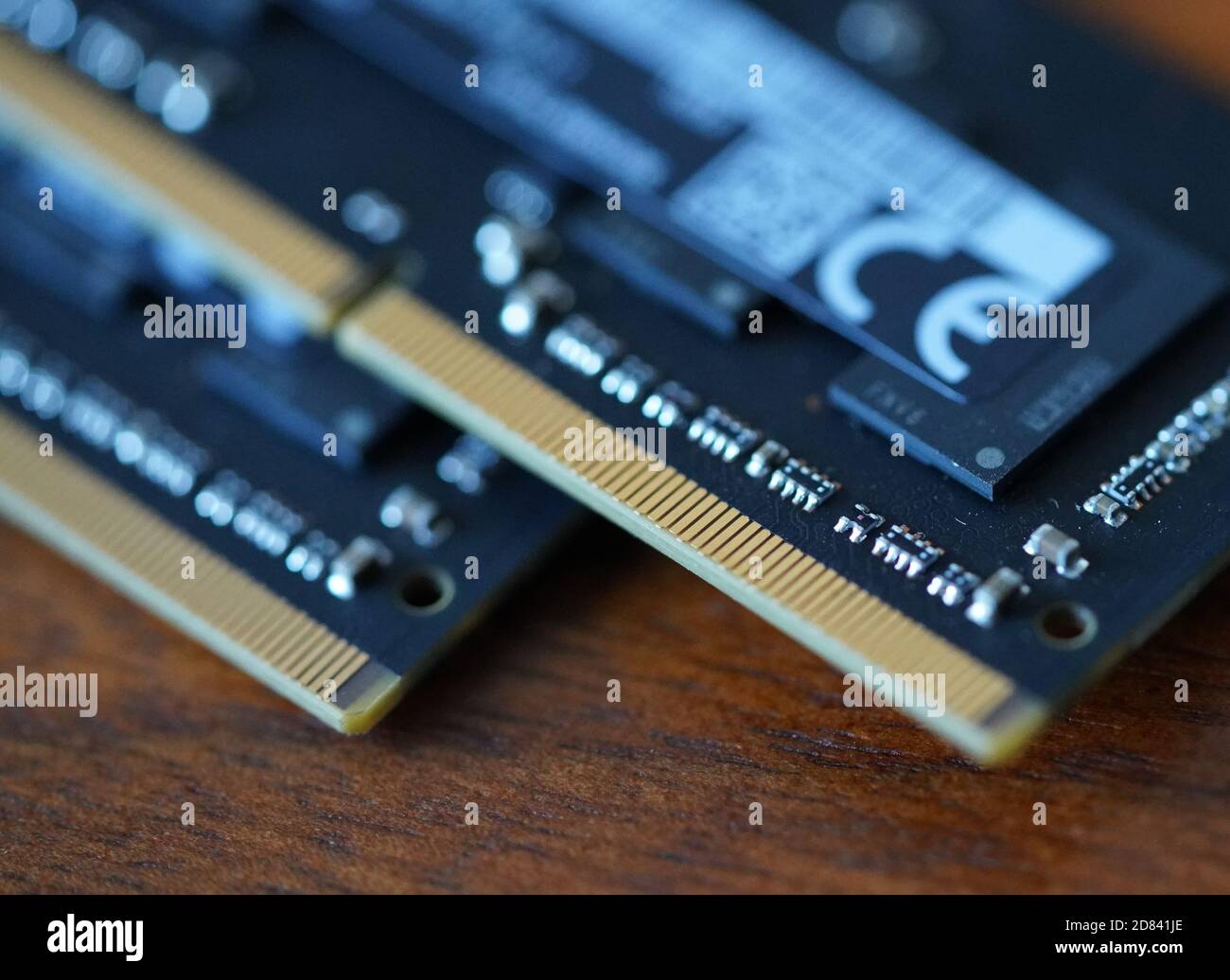 Computerspeicher RAM-Speicher mit wahlfreiem Zugriff. Hochwertige Fotos. Nahaufnahme von Mikrochips auf Holztisch. Stockfoto