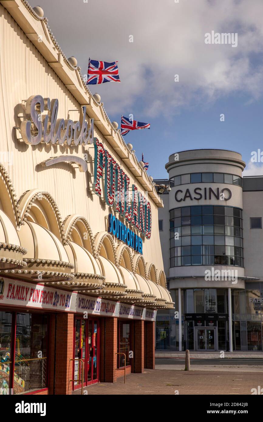 Großbritannien, England, Merseyside, Southport, Promenade, Silcock's Funland Spielhalle am Eingang zum Pier in der Nähe von Genting Casino Stockfoto