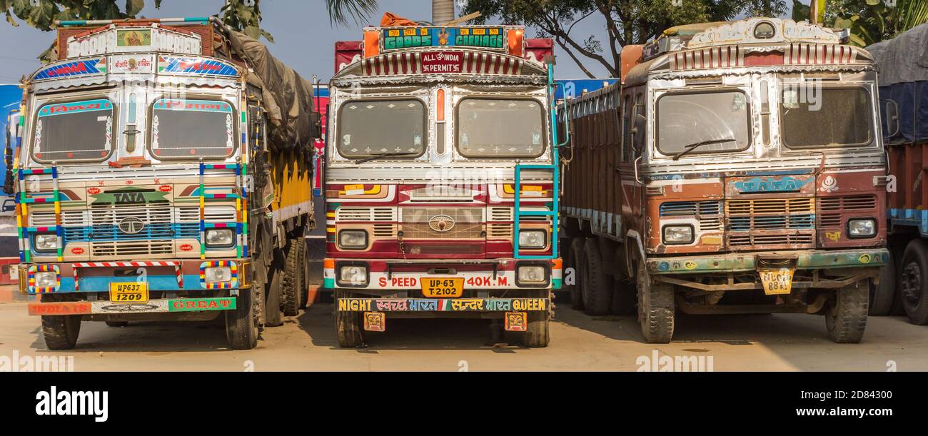 Panorama von drei bunten indischen Lastwagen in Rajastan, Indien Stockfoto