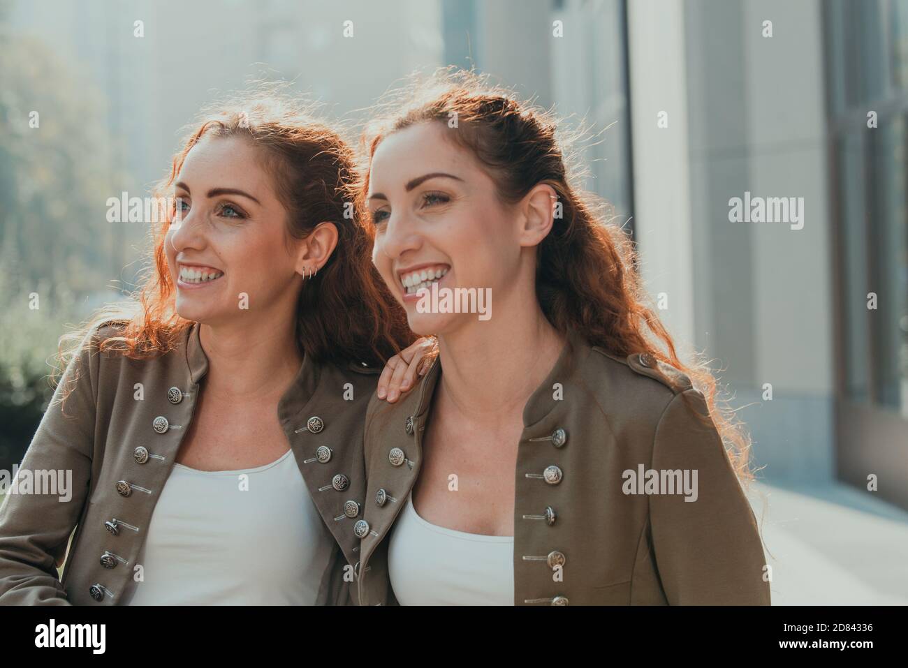 Zwei Zwillingsschwestern verbringen Zeit zusammen Stockfoto