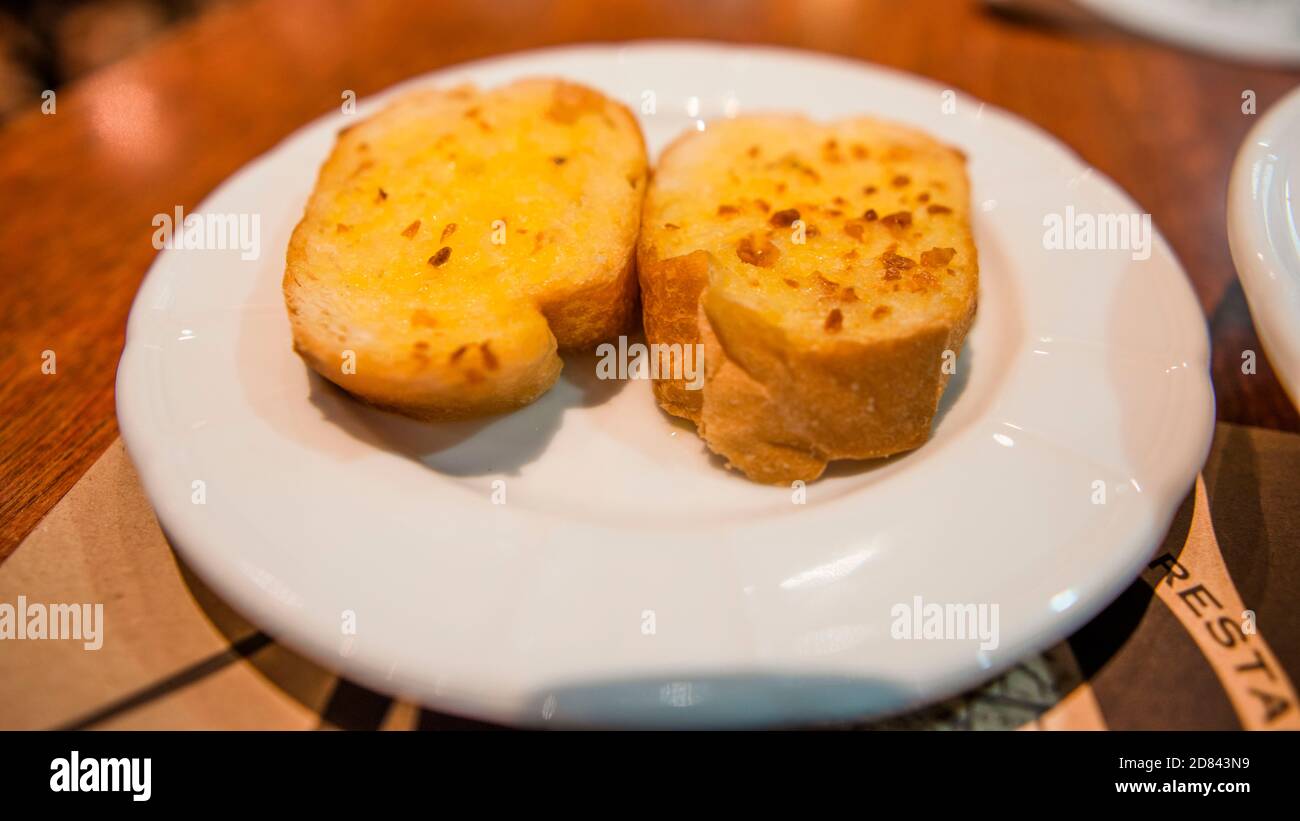 Leckere Spaghetti und Toast auf einem weißen Teller Stockfoto