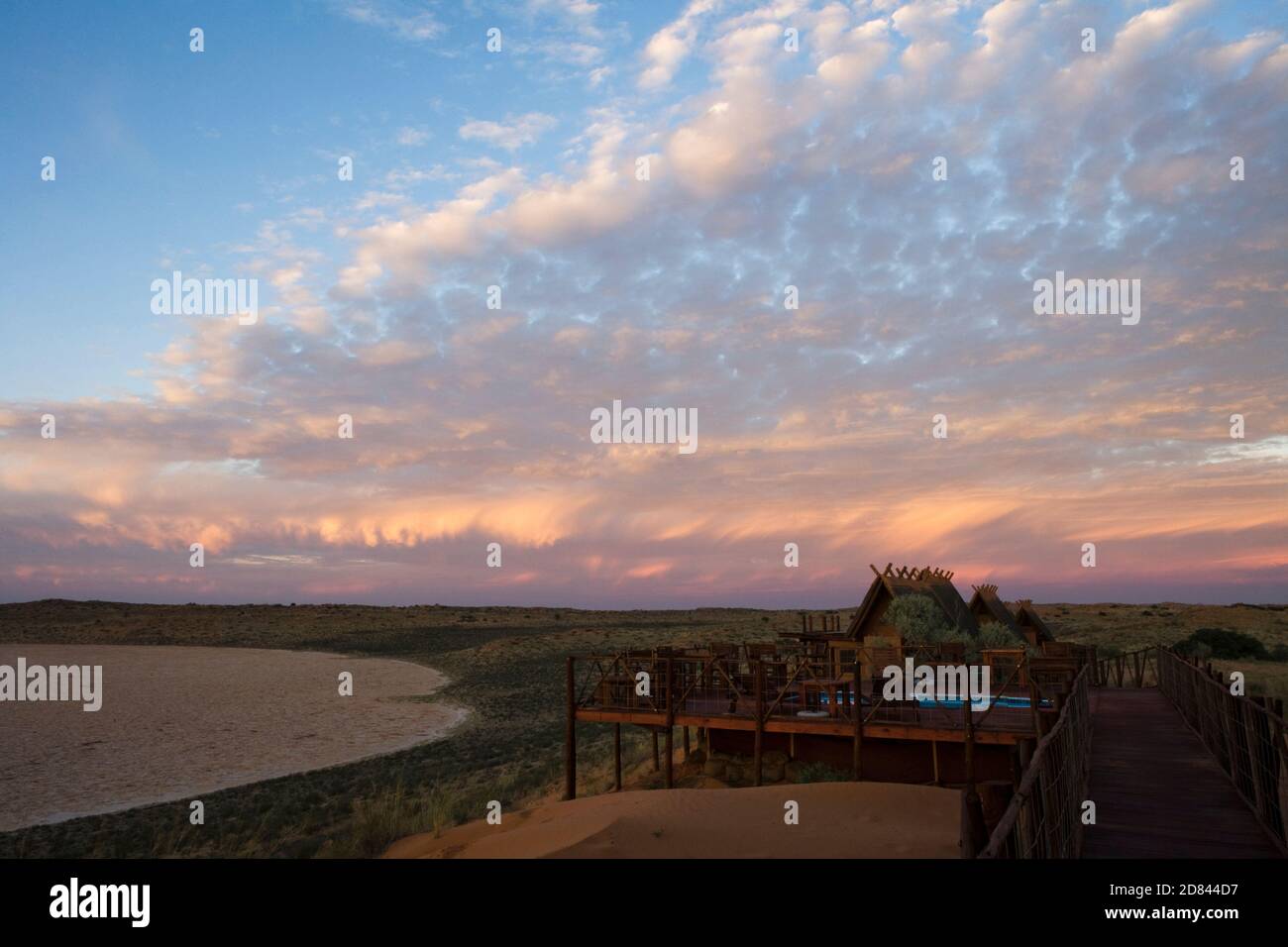 Landschaftlich schöner Sonnenuntergang in der Xaus Lodge am Kgalagadi, Transfrontier National Park Stockfoto