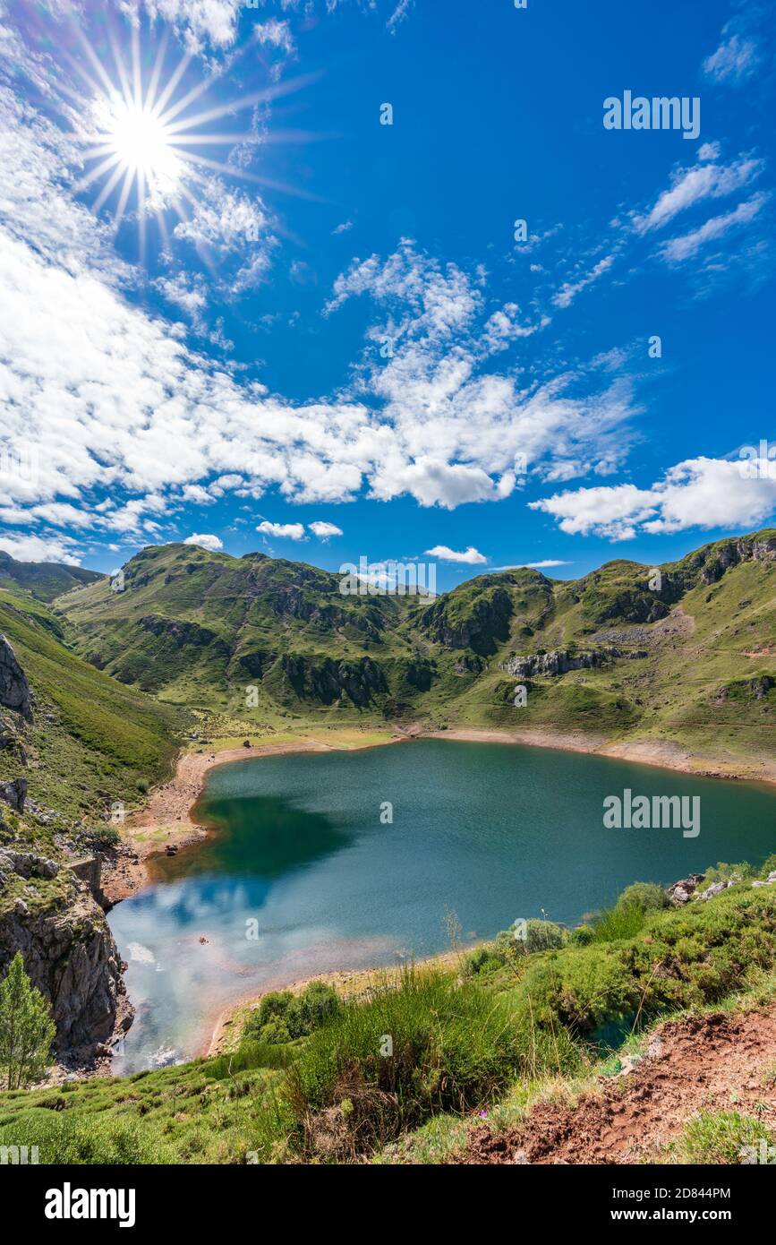 Vertikale Zusammensetzung von Somiedo am Fuße des Berges In Asturien Stockfoto
