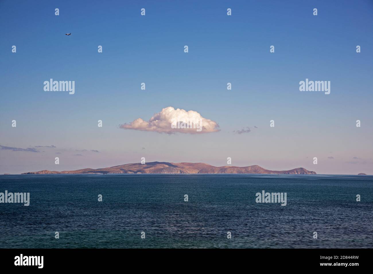 Blick auf die Insel Dia nördlich der Stadt Heraklion an einem Tag mit klarem Himmel. Flugzeug, das gerade abgefahren ist, ist auf der linken Seite sichtbar. Stockfoto