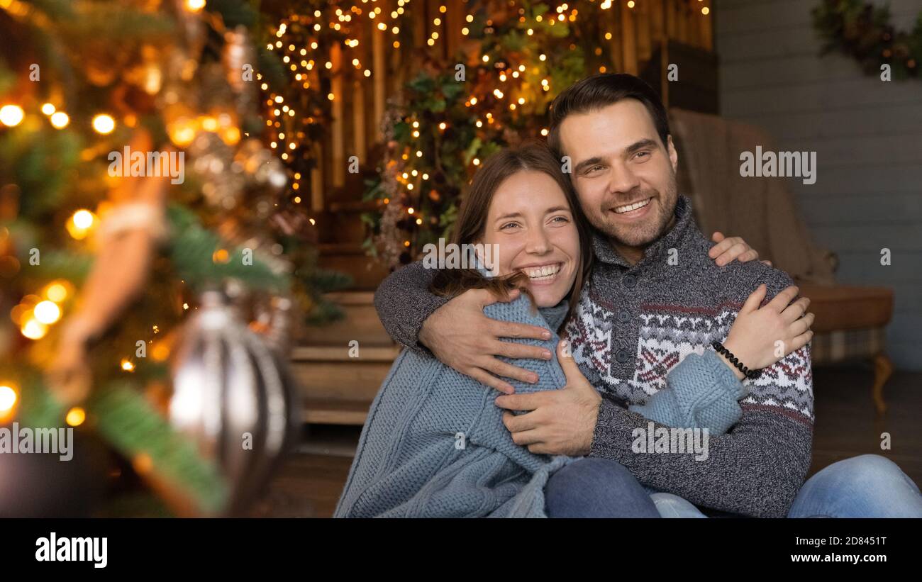 Banneransicht des glücklichen Paares Genießen Sie Weihnachtsfeier Stockfoto