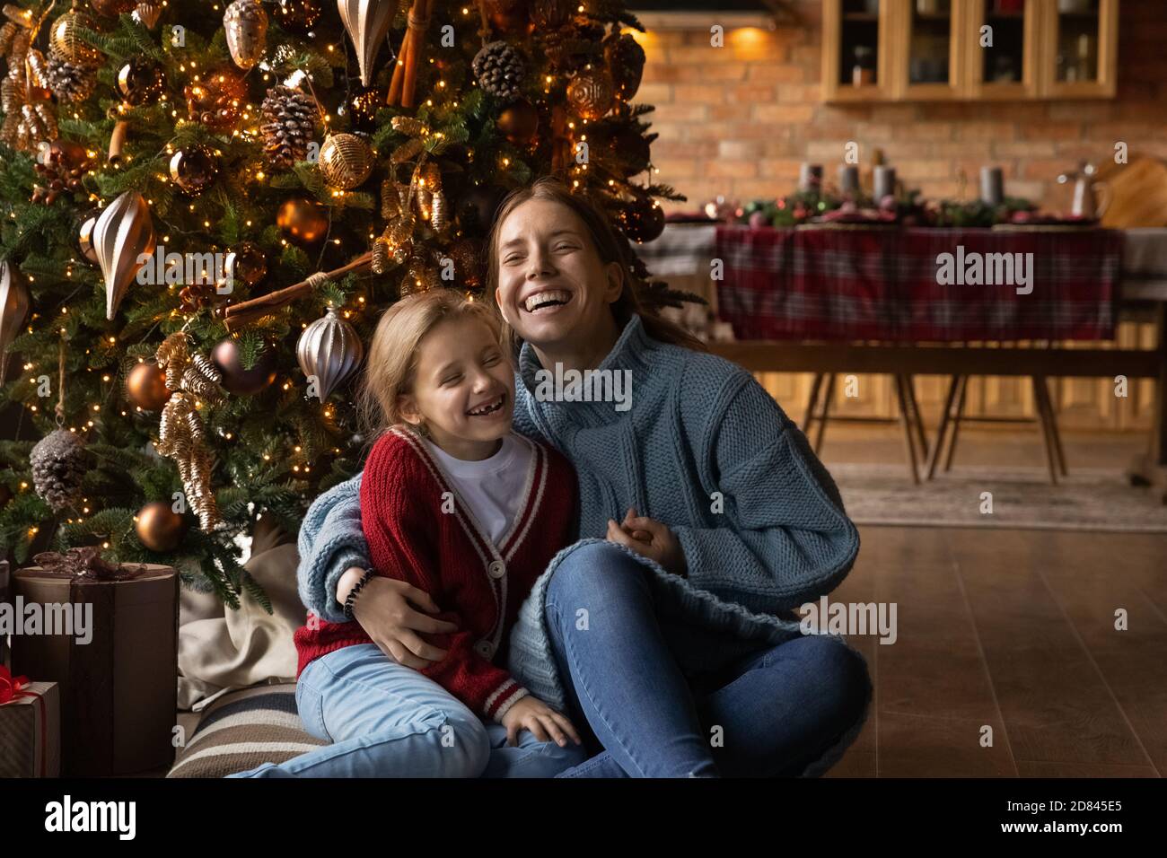 Glückliche Mutter und kleine Tochter genießen Weihnachtsfeier Stockfoto