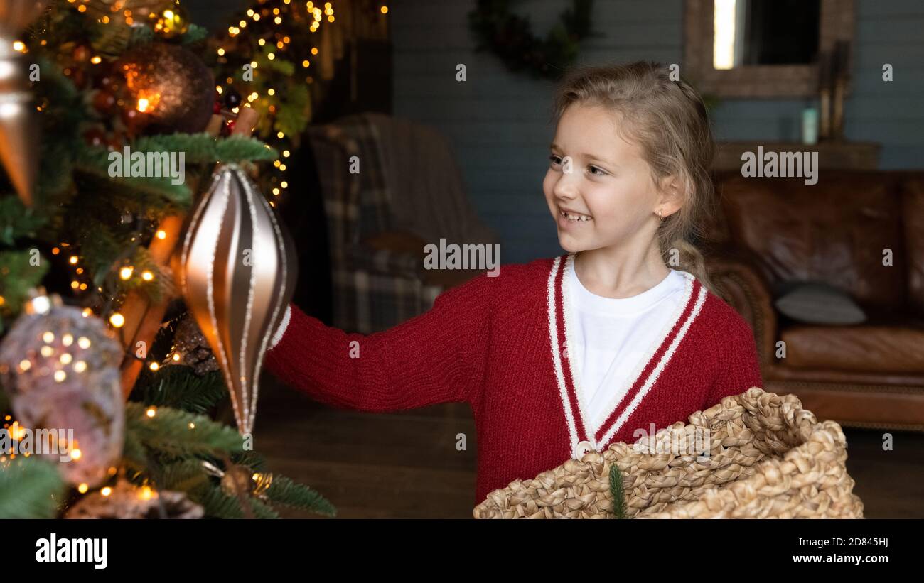 Breite Banner-Ansicht von glücklichen kleinen Mädchen schmücken Weihnachtsbaum Stockfoto