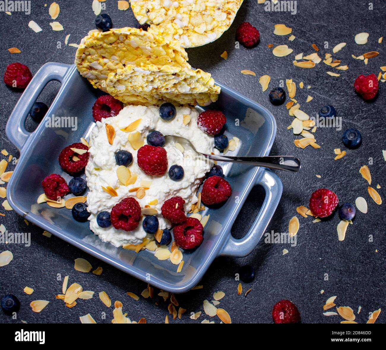 Gesunde Frühstückschüssel mit Hüttenkäse, Obst und Reiswaffeln Stockfoto