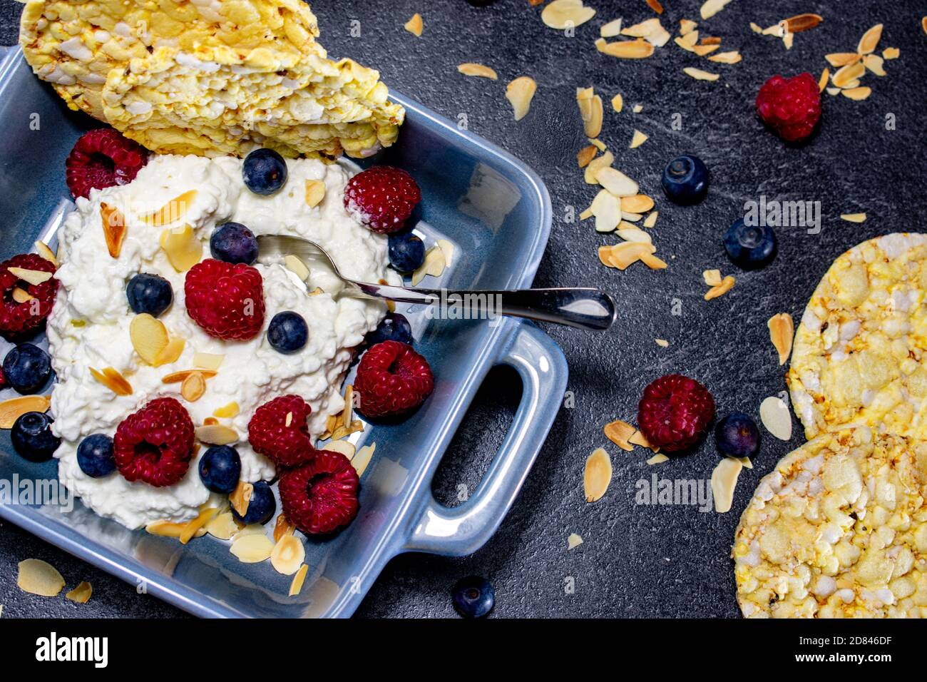 Gesunde Frühstückschüssel mit Hüttenkäse, Obst und Reiswaffeln Stockfoto