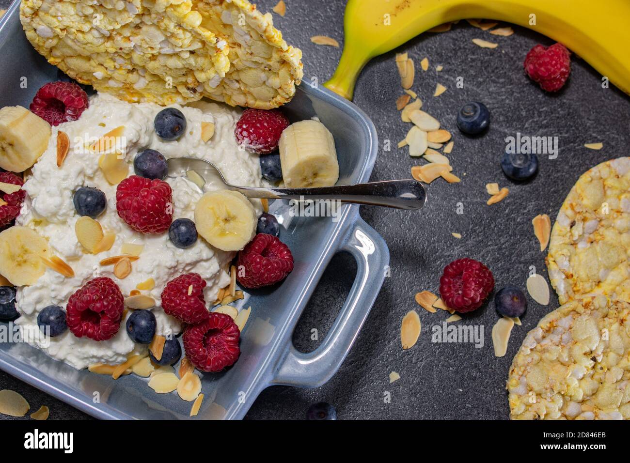 Gesunde Frühstückschüssel mit Hüttenkäse, Obst und Reiswaffeln Stockfoto