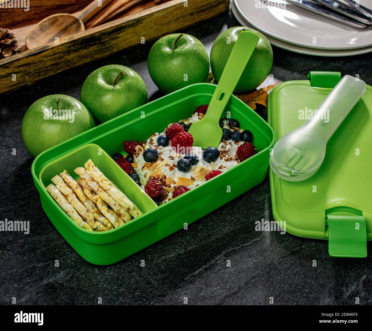 Gesunde Lunchbox mit Reiswaffeln und Hüttenkäse-Mahlzeit Stockfoto
