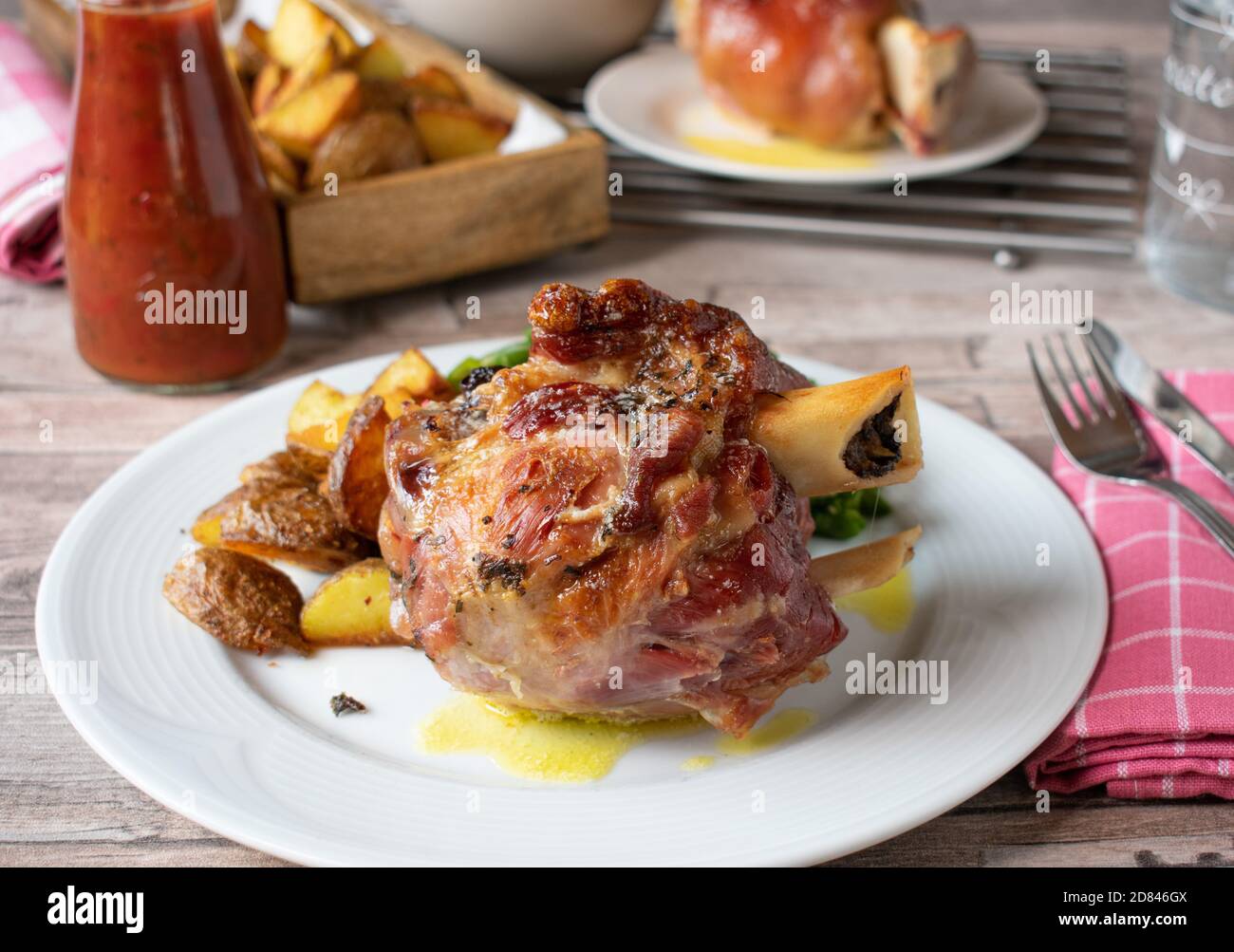 Gegrillte Schweinshaxe auf einem Teller Stockfoto