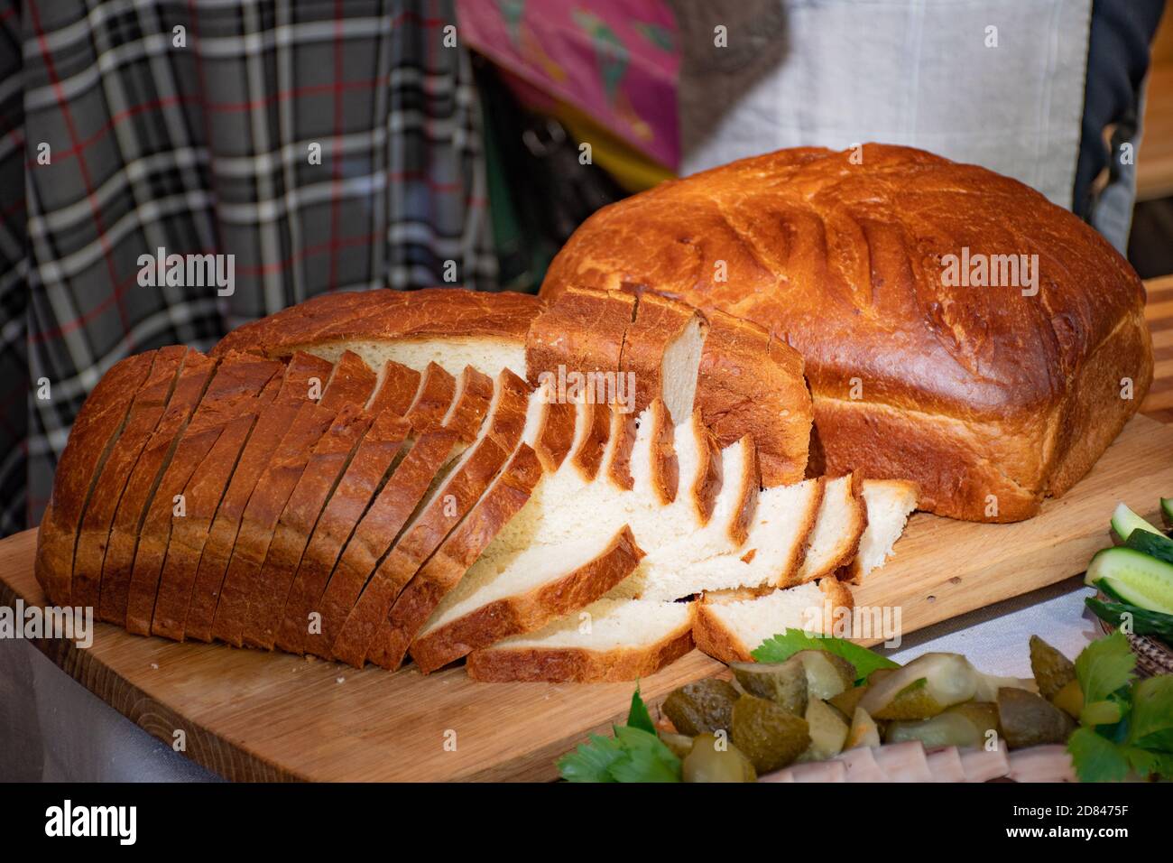 Weißbrot oder Brotscheiben auf einem Holzbrett Stockfoto