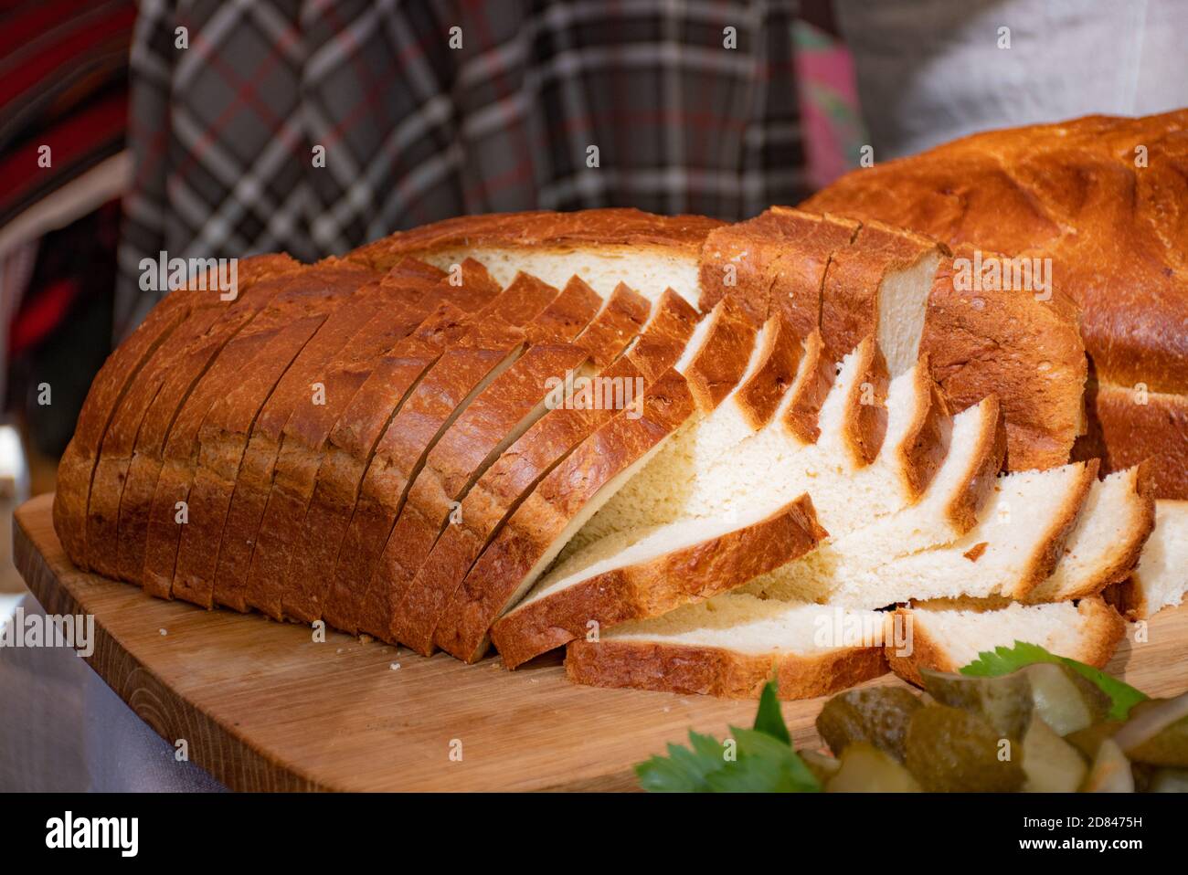 Weißbrot oder Brotscheiben auf einem Holzbrett Stockfoto