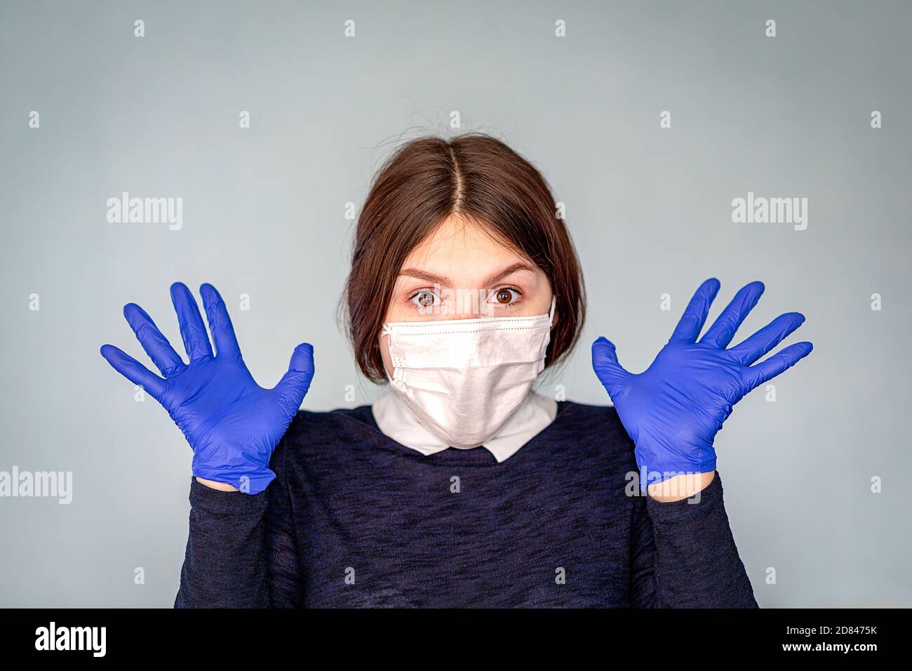 Coronavirus. Verängstigtes Mädchen in einer medizinischen Maske und Handschuhen. Stockfoto