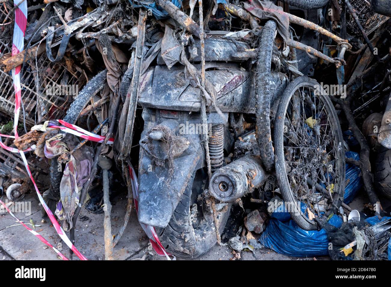 Geborgen Motorroller und Fahrräder, aus dem Regents Park Kanal von einer Gruppe von Umweltschützern mit leistungsstarken Magneten ausgebaggert. Stockfoto