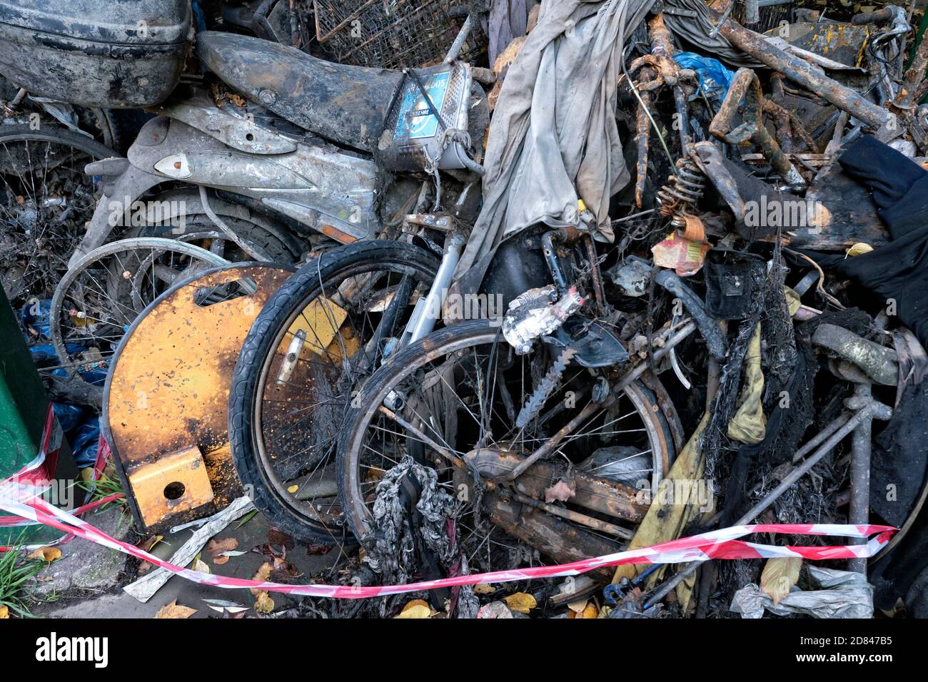 Geborgen Motorroller und Fahrräder, aus dem Regents Park Kanal von einer Gruppe von Umweltschützern mit leistungsstarken Magneten ausgebaggert. Stockfoto