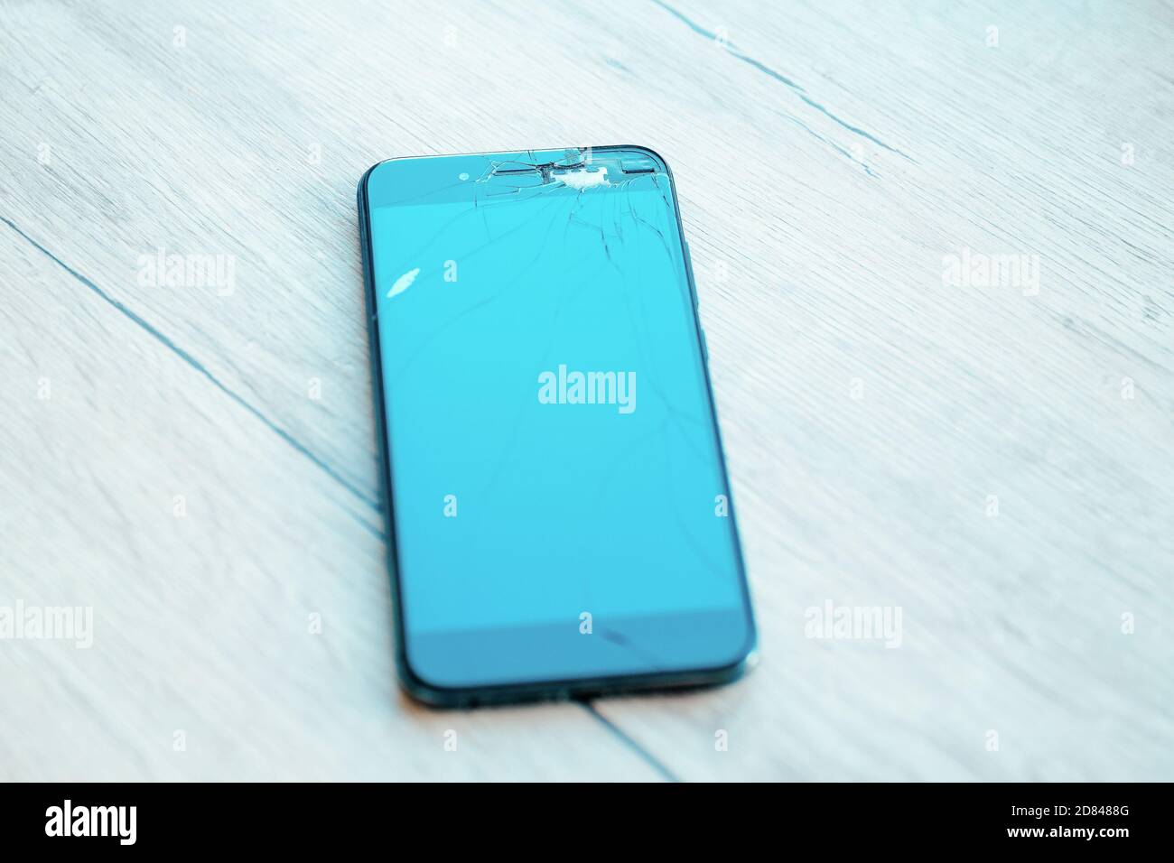 Nahaufnahme. Geknackt, beschädigt, gebrochen Smartphone LCD-Bildschirm Stockfoto