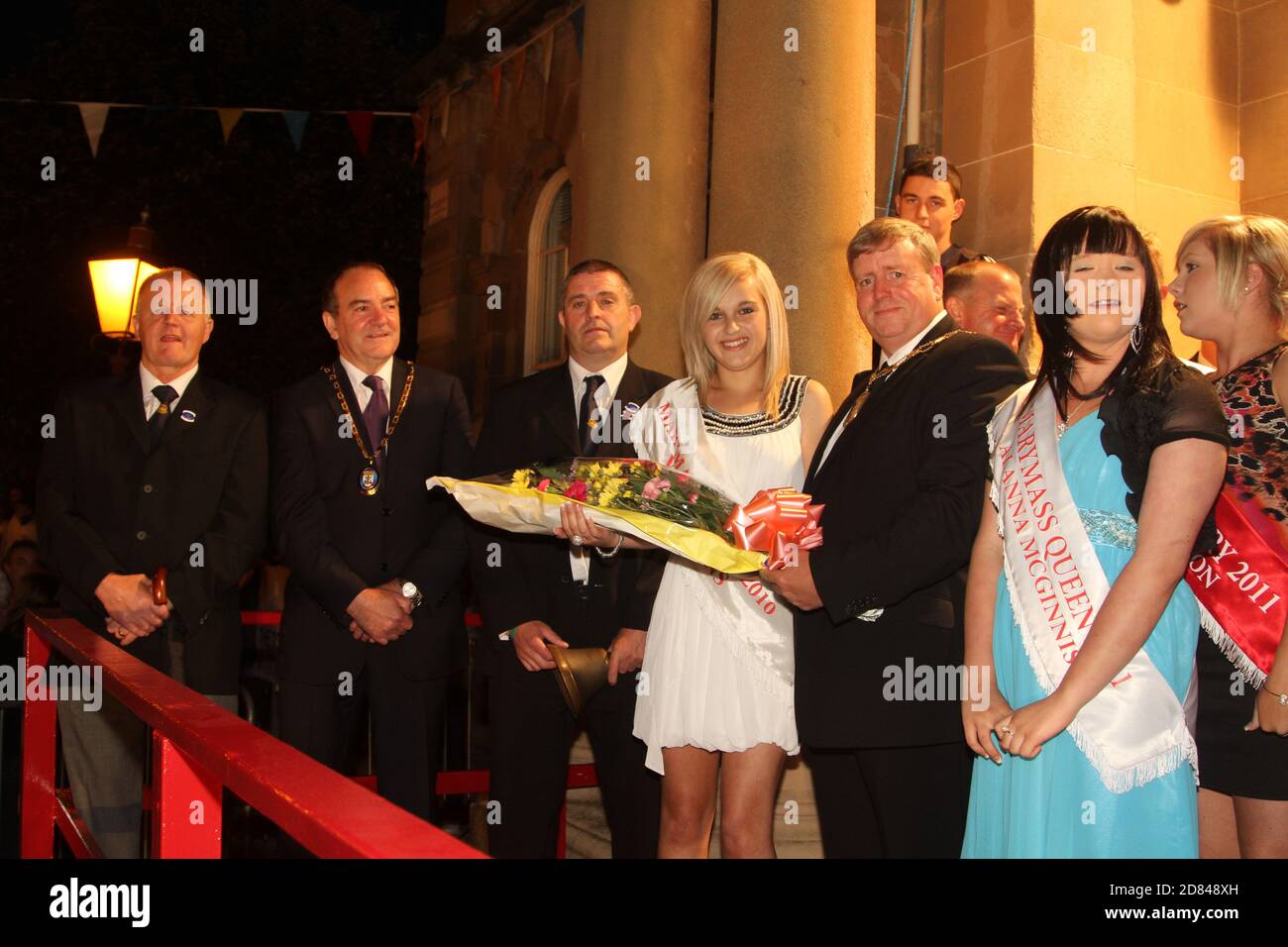 Irvine, Ayrshire, Schottland, Großbritannien Marymass ist ein Festival in Irvine, das auf das Mittelalter zurückgeht, dessen moderne Version aus dem Jahr 1920s stammt. Es wurde ursprünglich mit der Jungfrau Maria (anstatt Maria Königin der Schotten, wie oft angenommen wird) in Verbindung gebracht. ... Das Festival findet Mitte August statt. Die Irvine Carters Society wurde zunächst für geschäftliche und gemeinnützige Zwecke gegründet. Ihre Geschichte ist so alt wie die Incorporated Trades of the Royal Burgh of Irvine..Porträts von Marymass Queens und Page Boys bei der Eröffnungsfeier im Irvine Townhouse Stockfoto