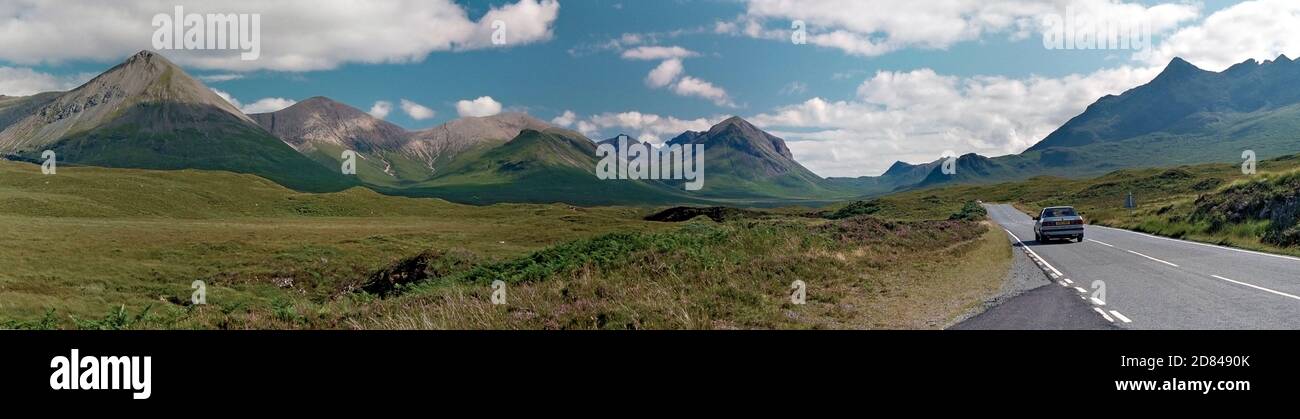 Panoramablick auf die Black Cuillin Berge mit Straße auf der Isle of Skye von Schottland, Großbritannien Stockfoto