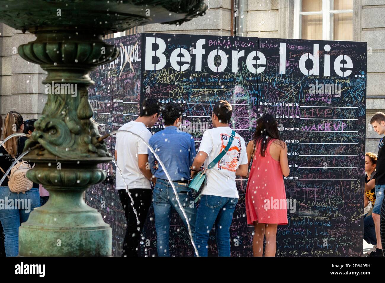 Before I die interaktives Kunstprojekt und Mitglieder der Öffentliche Schreiben und Lesen von Nachrichten auf einer Tafel oder Tafel Mauer in Sofia Bulgarien Stockfoto