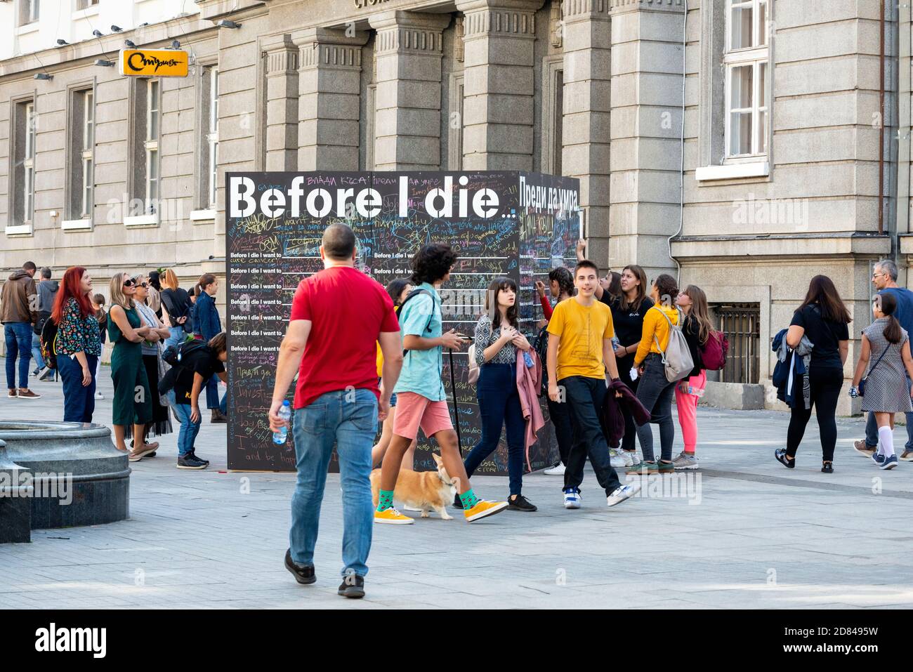 Personen, die an einer Tafel oder einer Tafel für die vorbeigehen Before I die öffentliches interaktives Kunstprojekt in Sofia Bulgarien Wie im Oktober 2020 Stockfoto