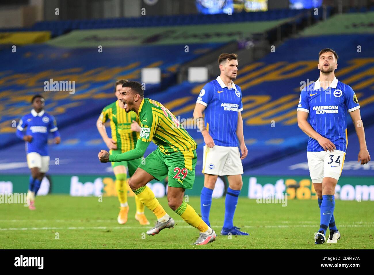 Karlan Grant of West Bromwich Albion feiert nach dem Ausgleich Tor, 1-1 - Brighton & Hove Albion V West Bromwich Albion, Premier League, Amex Stadium, Brighton, UK - 26. Oktober 2020 nur redaktionelle Verwendung - DataCo Einschränkungen gelten Stockfoto