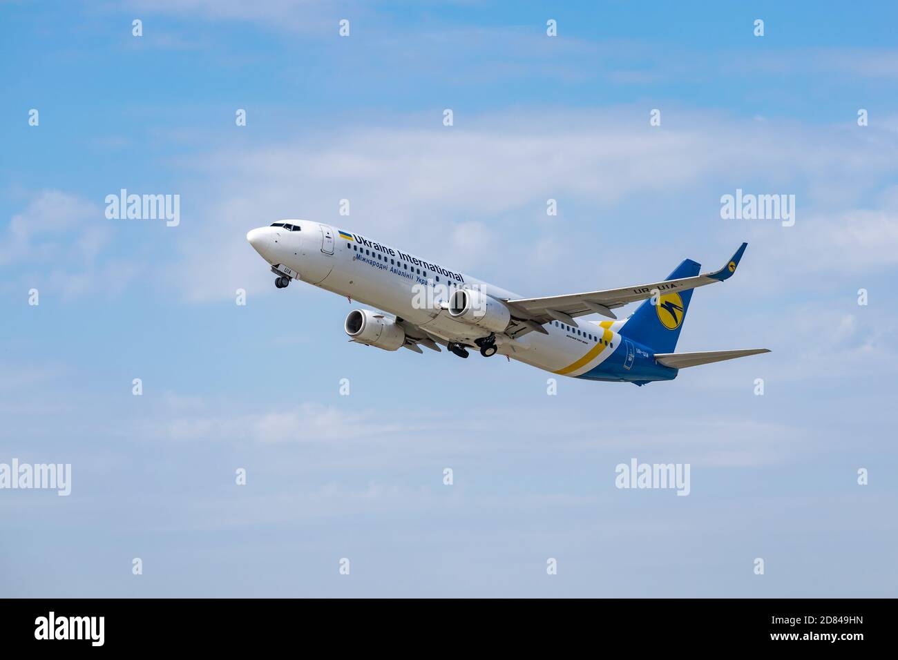 Boryspil, Ukraine - 25. September 2020: Ukraine International Airlines Boeing 737-800 fliegt vom Flughafen ab Stockfoto