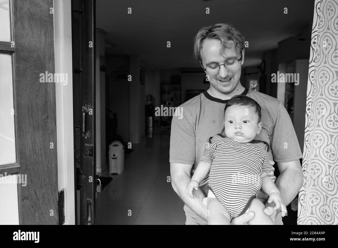 Vater und Sohn kleben zusammen zu Hause im Innenbereich Stockfoto