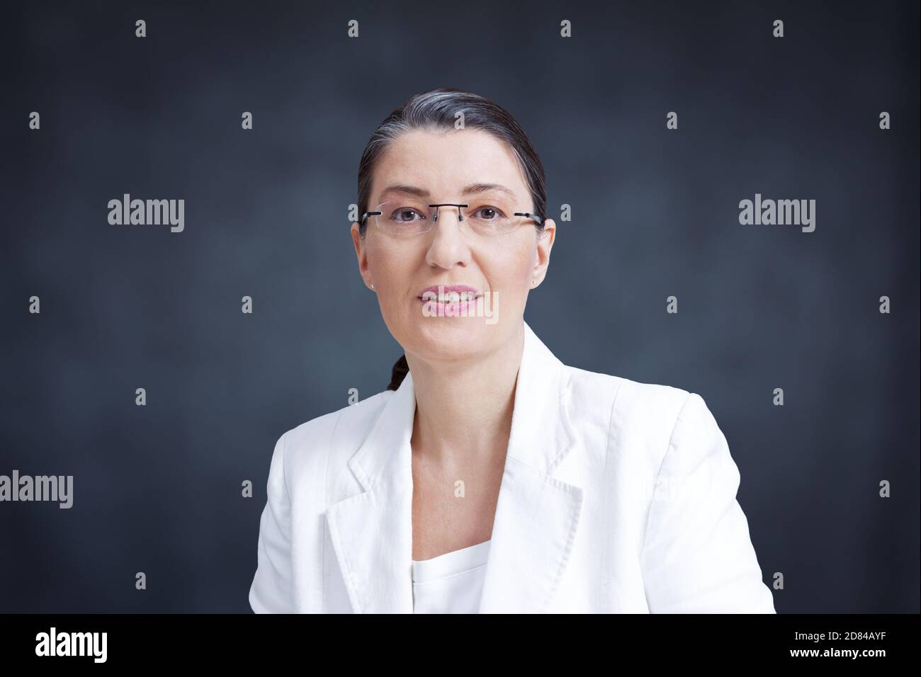 Fernstudium Konzept: Professor mittleren Alters, Lehrer, Tutor oder persönlicher Trainer vor der Tafel. Stockfoto