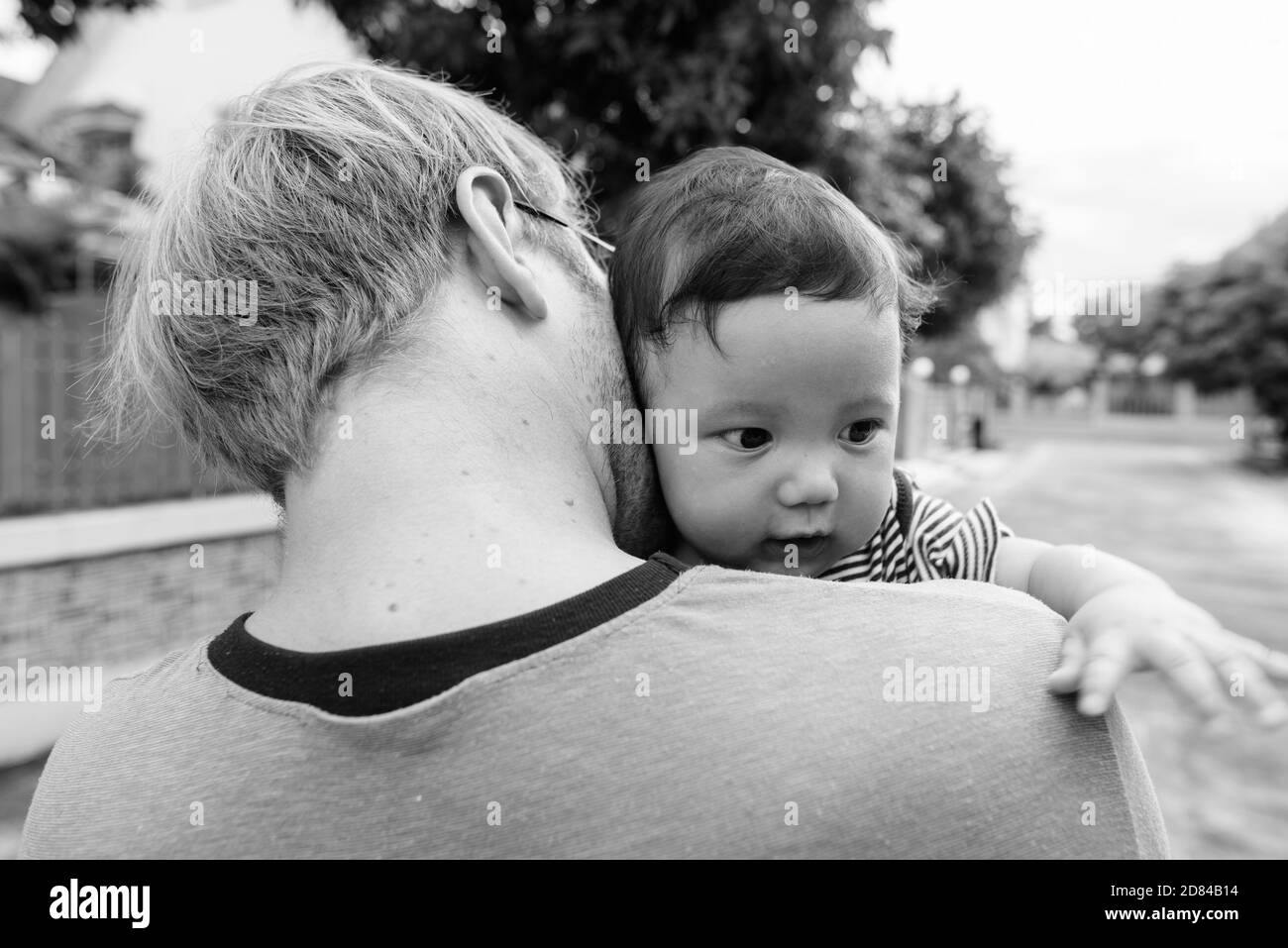 Vater und Sohn kleben zusammen zu Hause im Freien Stockfoto