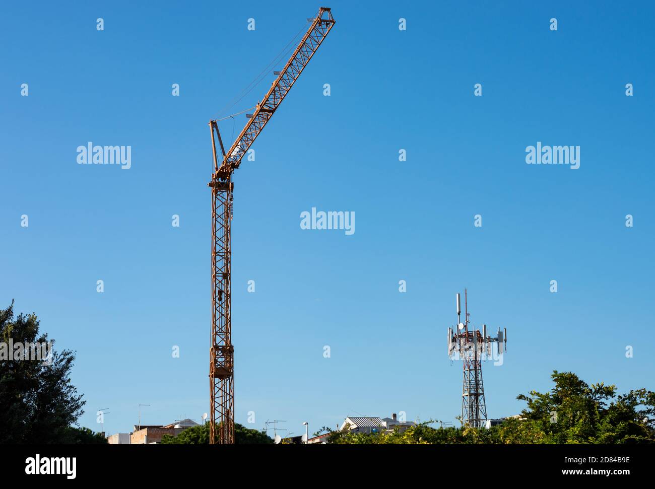 Bau Kran mit Antenne in einem Park Stockfoto