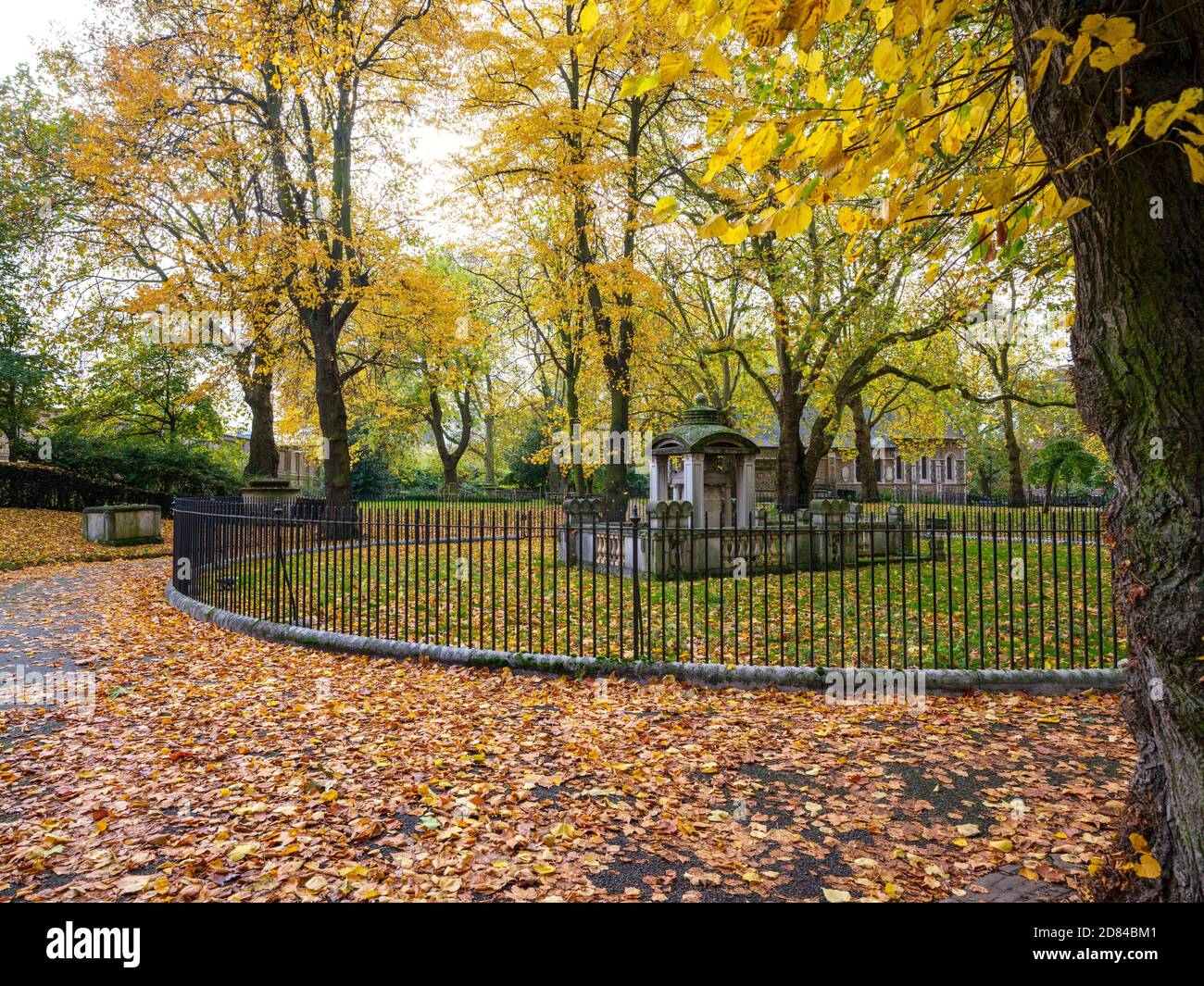 London im Herbst: Genießen Sie die Schönheit der Herbstfarben, Bewegung und frische Luft auf dem St. Pancras Old Church Friedhof Stockfoto