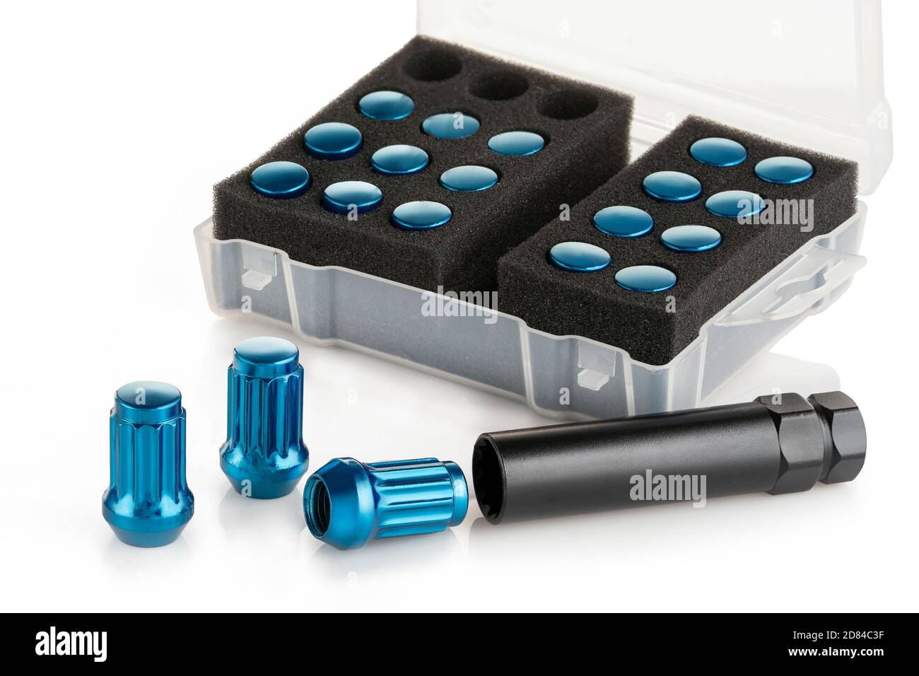 Satz von blauen Radmuttern für die automatische Abstimmung von Leichtmetallrädern. Isolieren auf weißem Hintergrund Stockfoto