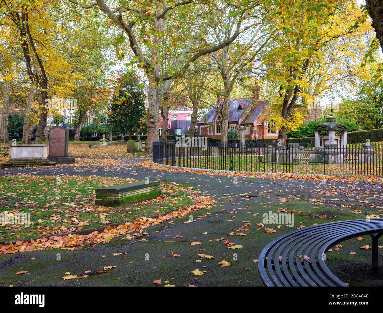 London im Herbst: Genießen Sie die Schönheit der Herbstfarben, Bewegung und frische Luft auf dem St. Pancras Old Church Friedhof Stockfoto