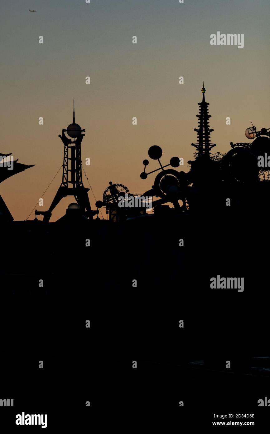 Die futuristischen Formen des Astro Orbitor in Tomorrowland, Magic Kindom, Disney World haben sich gegen den Sonnenaufgang inszeniert Stockfoto