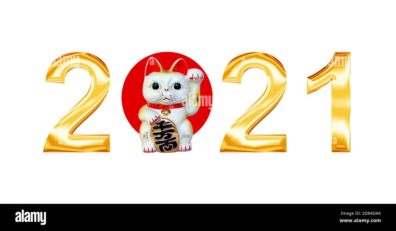 Goldene Metallbuchstaben 2021 mit japanischem Maneki neko (Glückspilz) Isoliert auf weißem Hintergrund Stockfoto