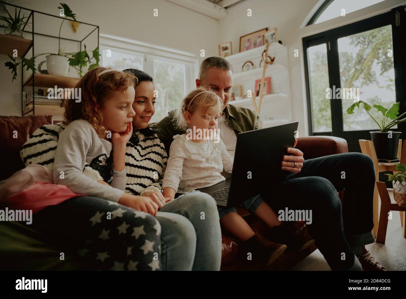 Kleine Familien Kinder mit Laptop-Computer zu Hause entspannen auf Tisch Stockfoto