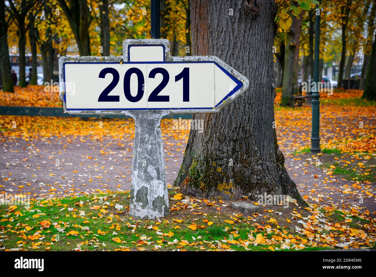 2021 geschrieben auf einem alten französischen Straßenschild, Herbsthintergrund Stockfoto