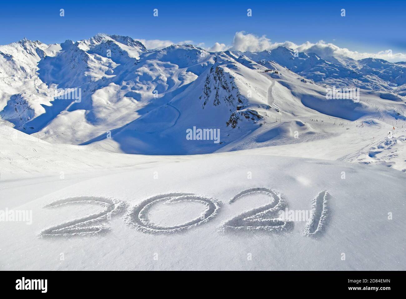 2021 im Schnee geschrieben, Berglandschaft im Hintergrund Stockfoto