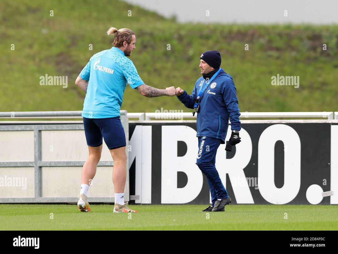 Stadt Gelsenkirchen, Deutschland. 27. Okt, 2020. firo: 27.10.2020 Fußball, 1. Bundesliga, Saison 2020/2021, FC Schalke 04, Training, Trainer Manuel BAUM begrüßt Torwart Ralf FAHRMANN Quelle: dpa/Alamy Live News Stockfoto