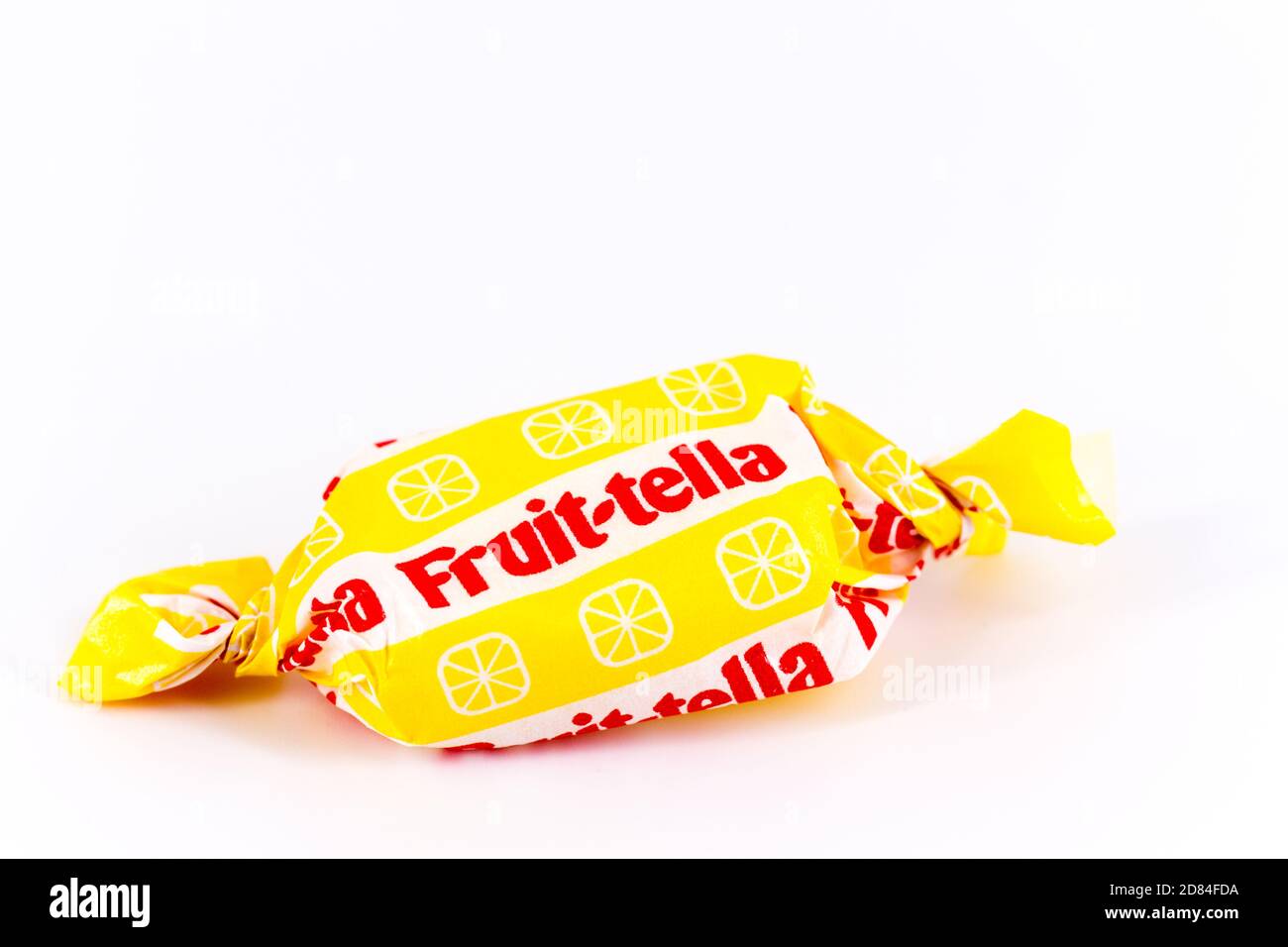 Frucht-Tella eingewickelt gelb kauen süß Stockfoto