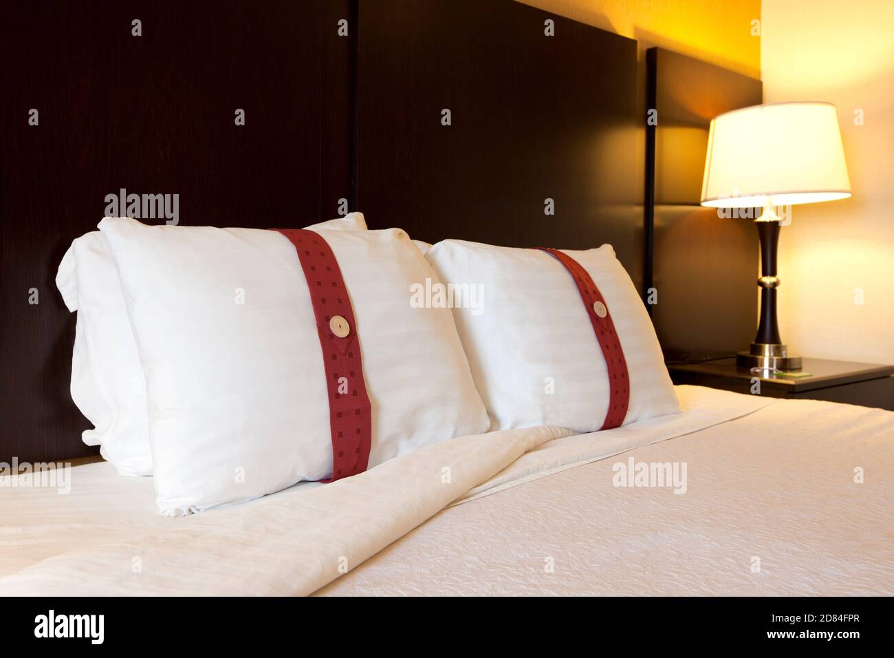 Bett und Kissen in einem Hotelzimmer. Stockfoto